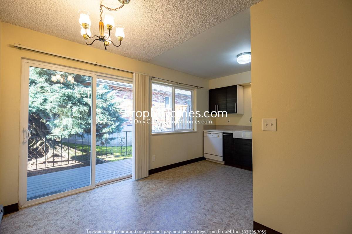 Townhouse for rent at 313 E St, Oregon City, OR 97045