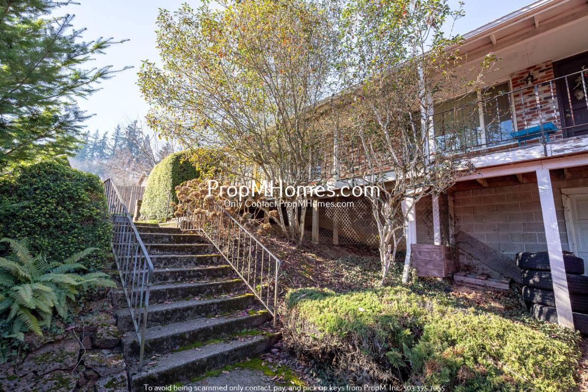 Townhouse for rent at 313 E St, Oregon City, OR 97045