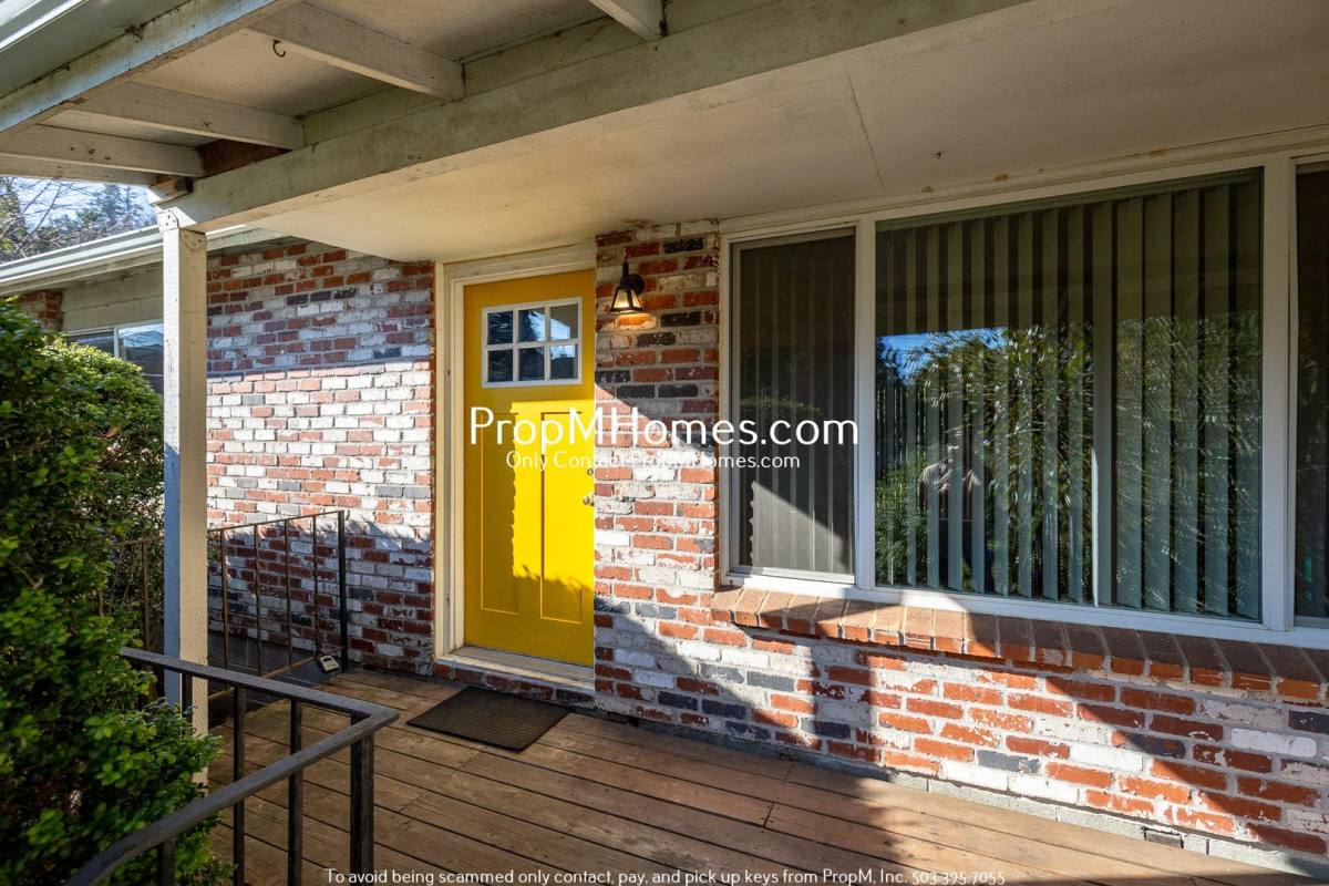 Townhouse for rent at 313 E St, Oregon City, OR 97045