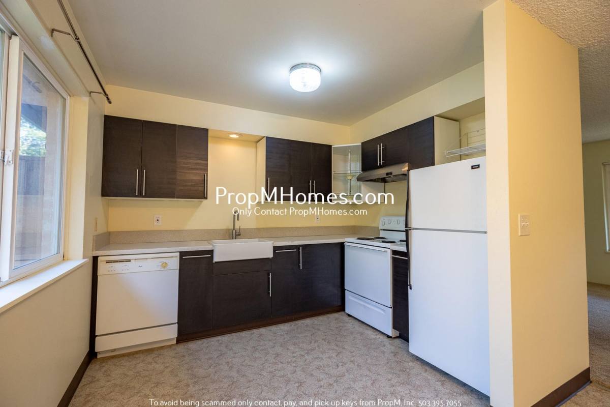 Townhouse for rent at 313 E St, Oregon City, OR 97045