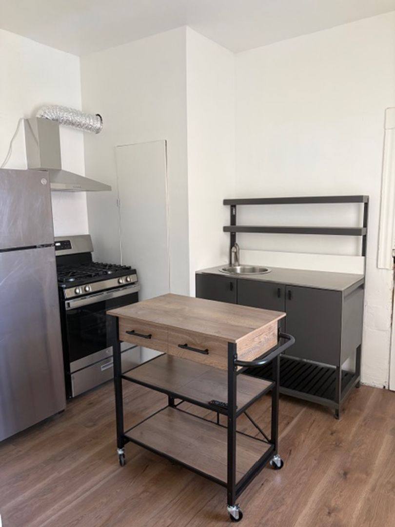 Apartment for rent at 915 E 23rd St, Los Angeles, CA 90011