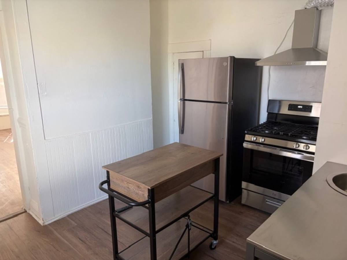 Apartment for rent at 915 E 23rd St, Los Angeles, CA 90011