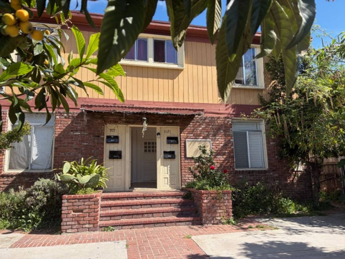 Apartment for rent at 915 E 23rd St, Los Angeles, CA 90011