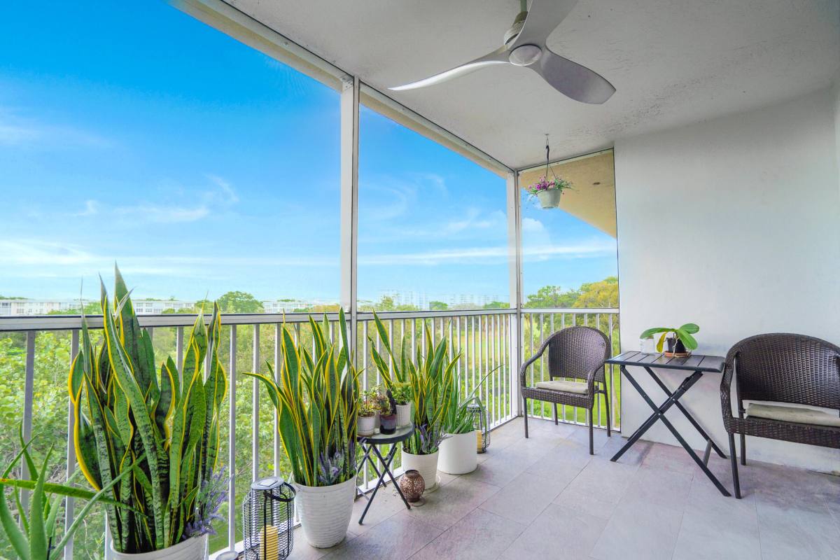 Condo for rent at 3900 Oaks Clubhouse Dr #503, Pompano Beach, FL 33069