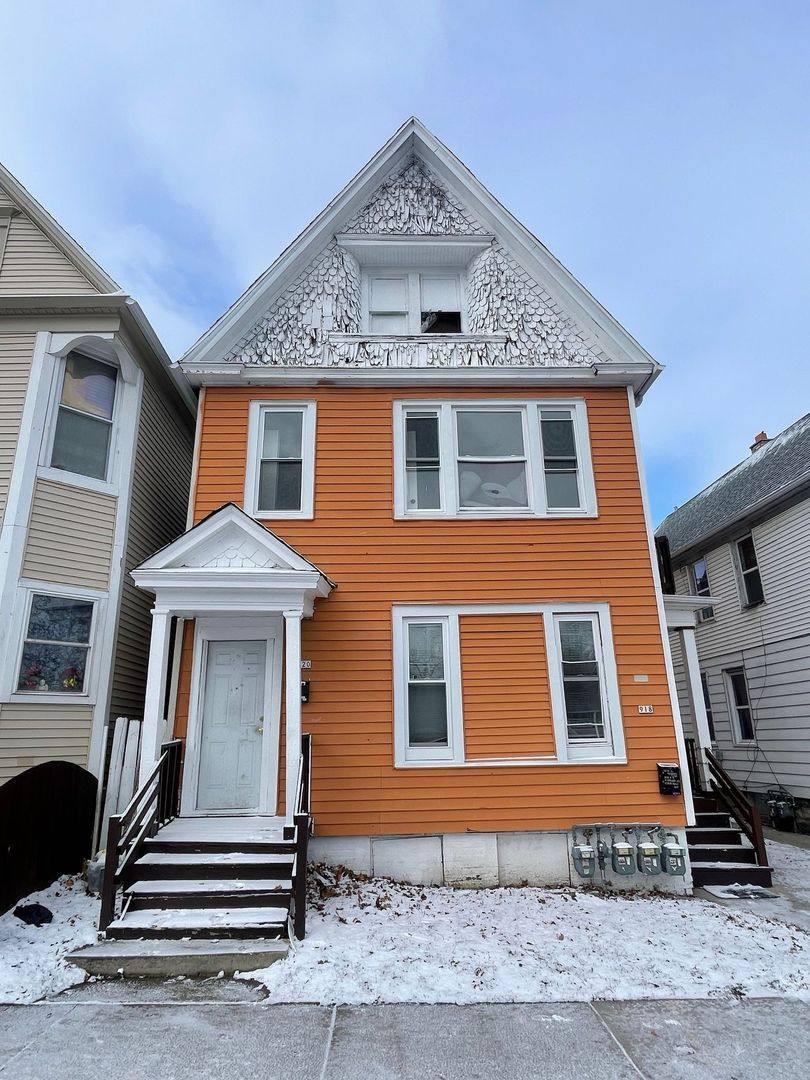 Apartment for rent at 918-920 W Windlake Ave, Milwaukee, WI 53204