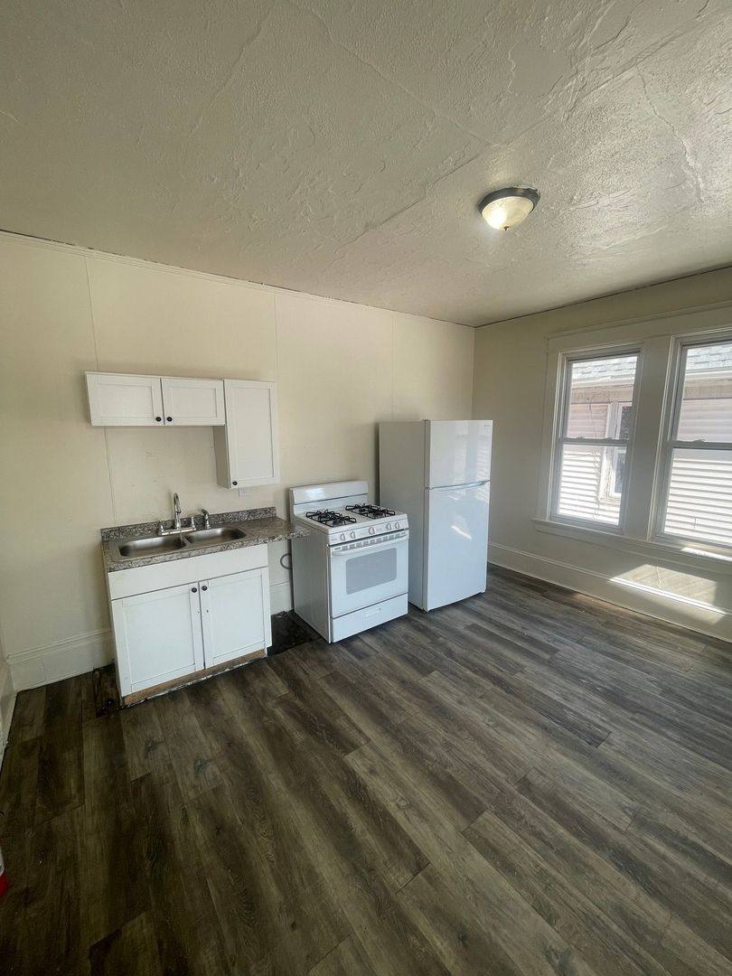 Apartment for rent at 918-920 W Windlake Ave, Milwaukee, WI 53204