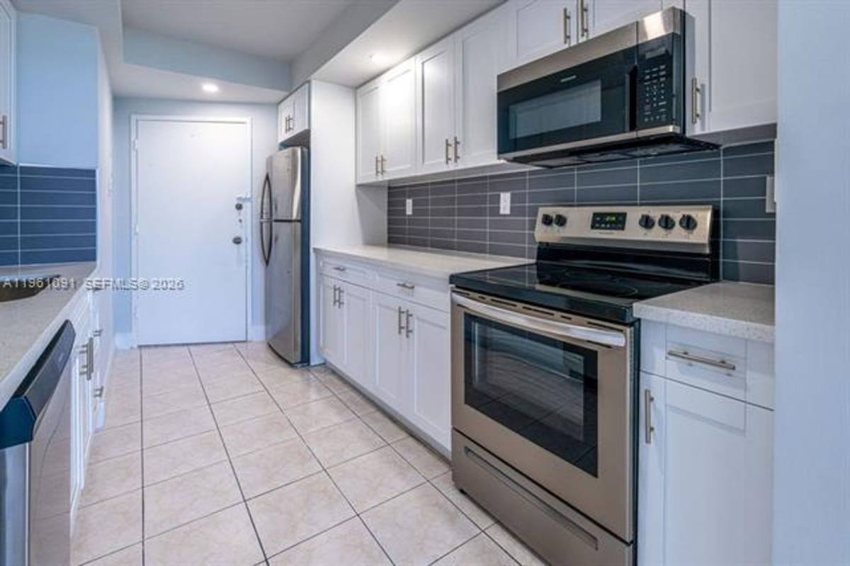 Apartment for rent at 5401 Collins Ave Appt #919, Miami Beach, FL 33140