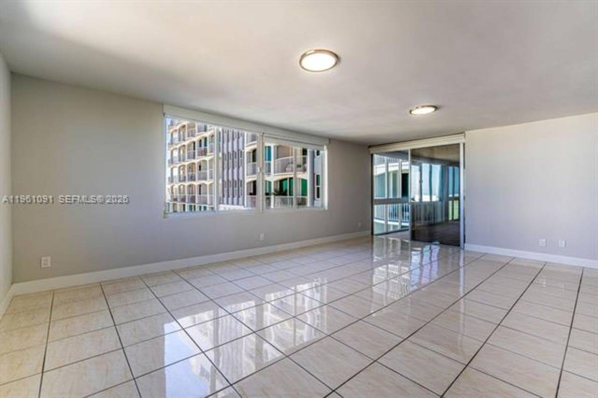 Apartment for rent at 5401 Collins Ave Appt #919, Miami Beach, FL 33140