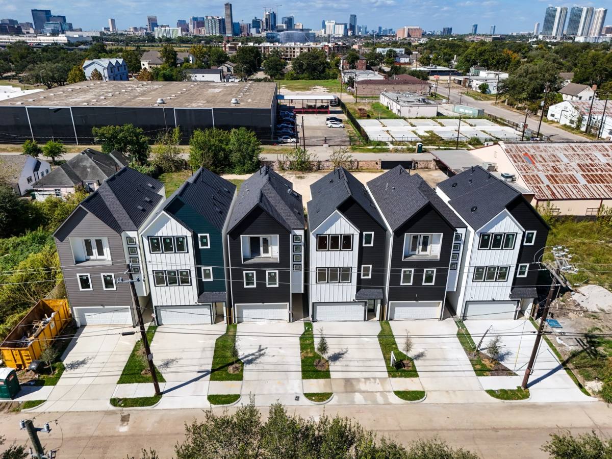 Apartment for rent at 6326 Del Rio St, Houston, TX 77021