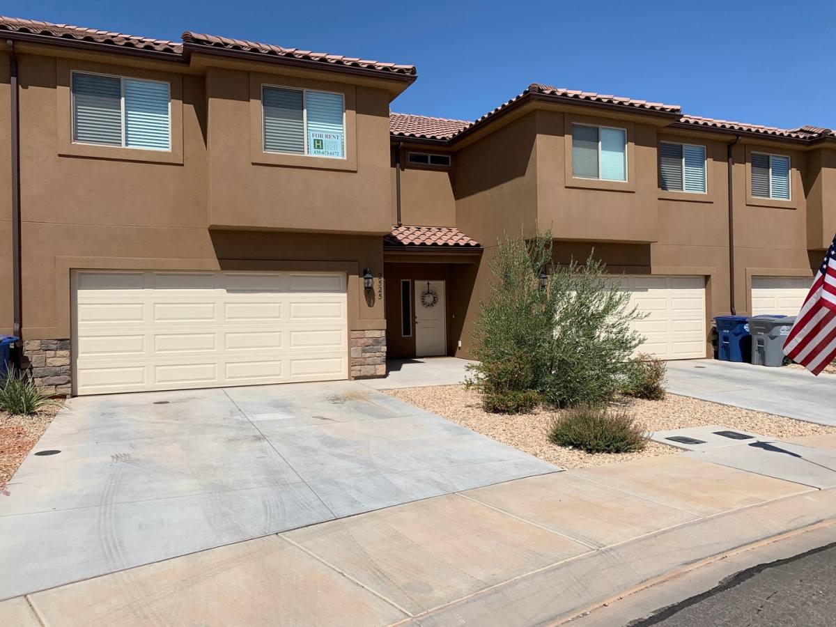 Townhouse for rent at 2525 Bella Vista Dr, Santa Clara, UT 84765