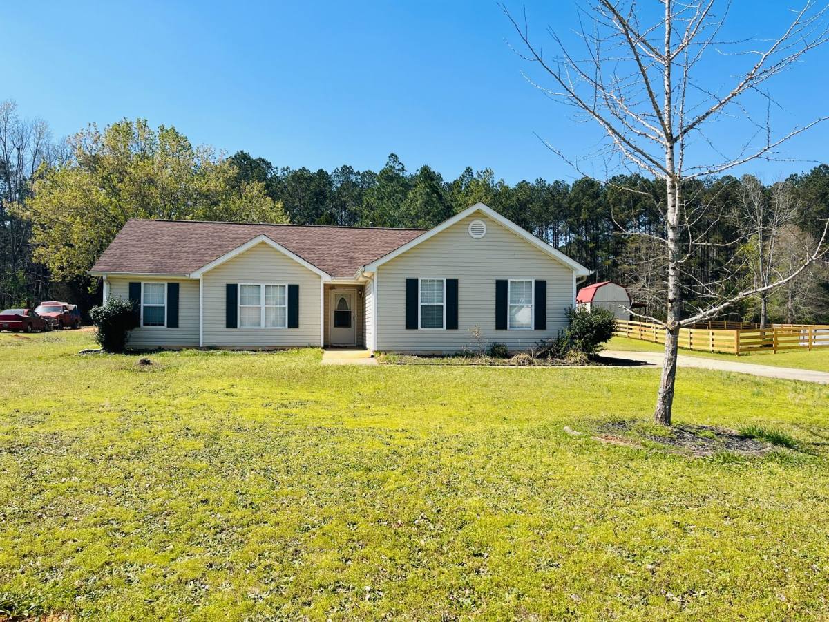 House for rent at 405 Peeks Crossing Dr, Senoia, GA 30276