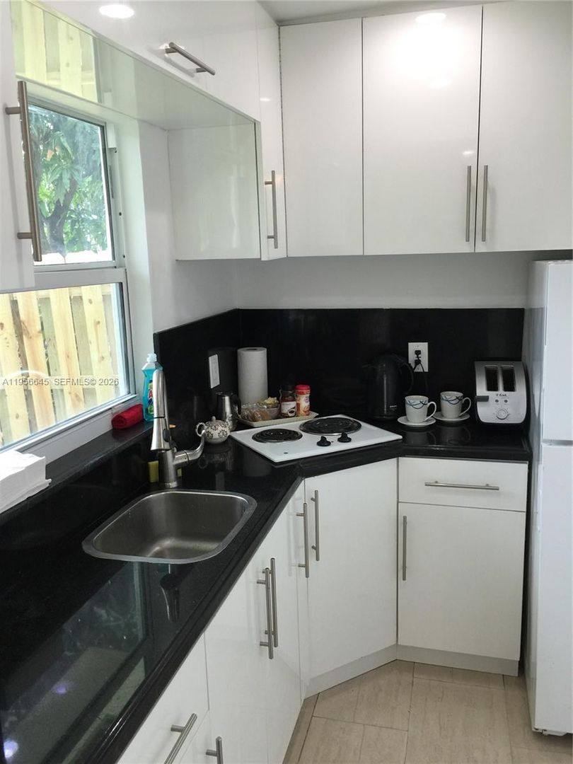 House for rent at 223 SW 10th St, Hallandale, FL 33009