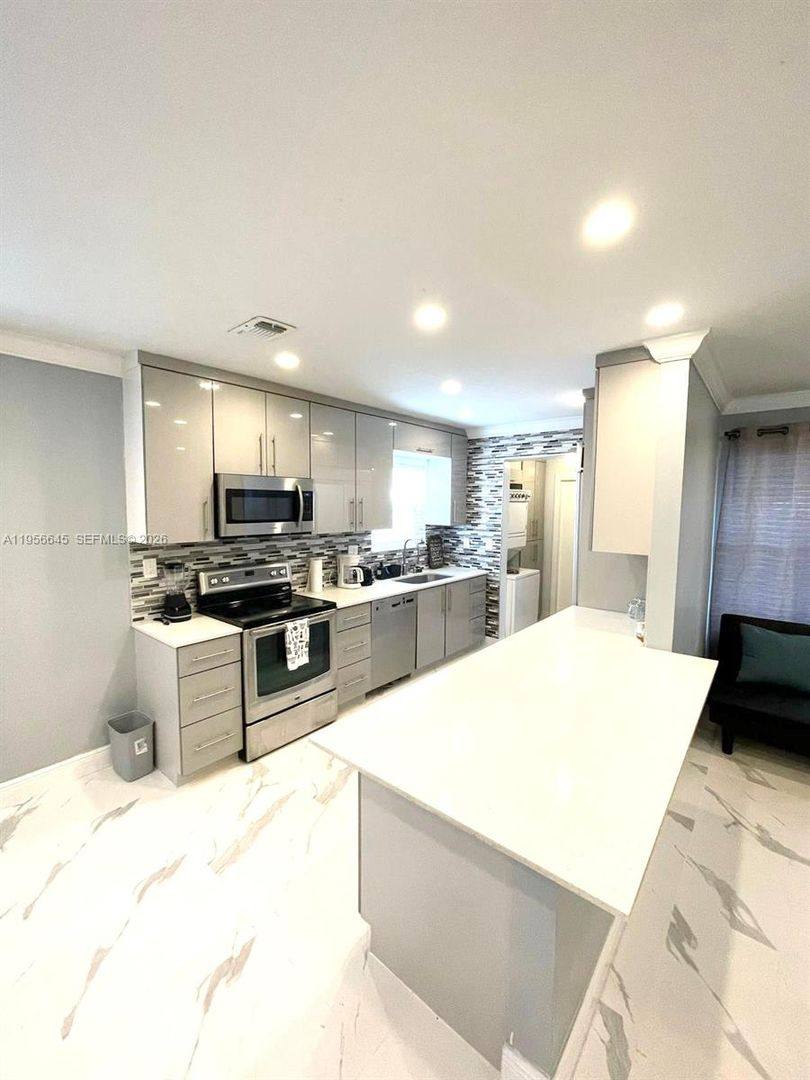 House for rent at 223 SW 10th St, Hallandale, FL 33009