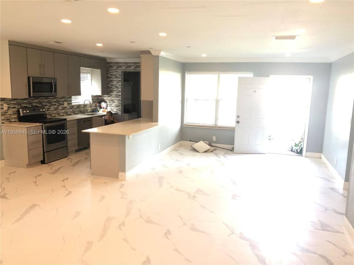 House for rent at 223 SW 10th St, Hallandale, FL 33009