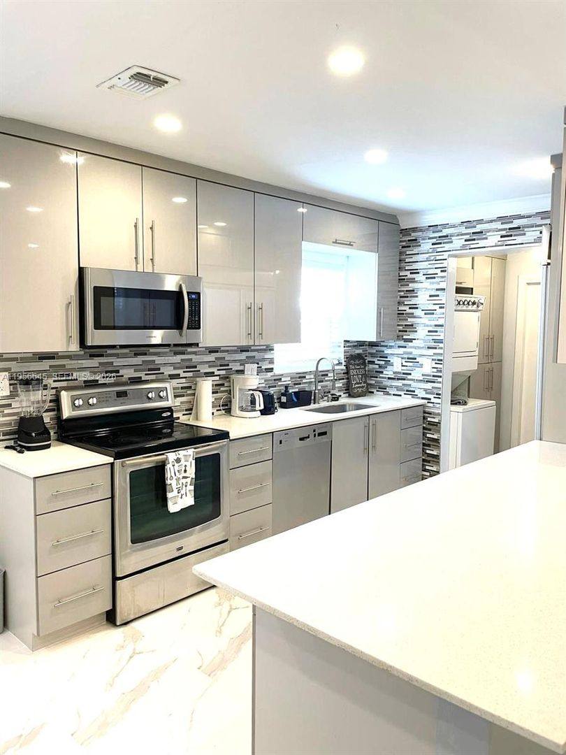 House for rent at 223 SW 10th St, Hallandale, FL 33009