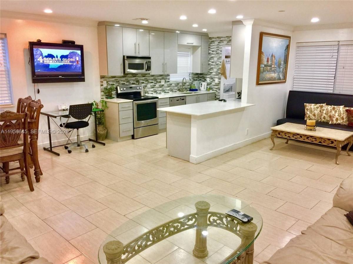 House for rent at 223 SW 10th St, Hallandale, FL 33009