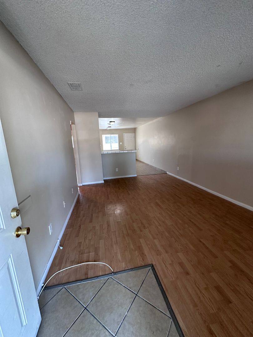 Apartment for rent at 700 Knotts St, Bakersfield, CA 93305