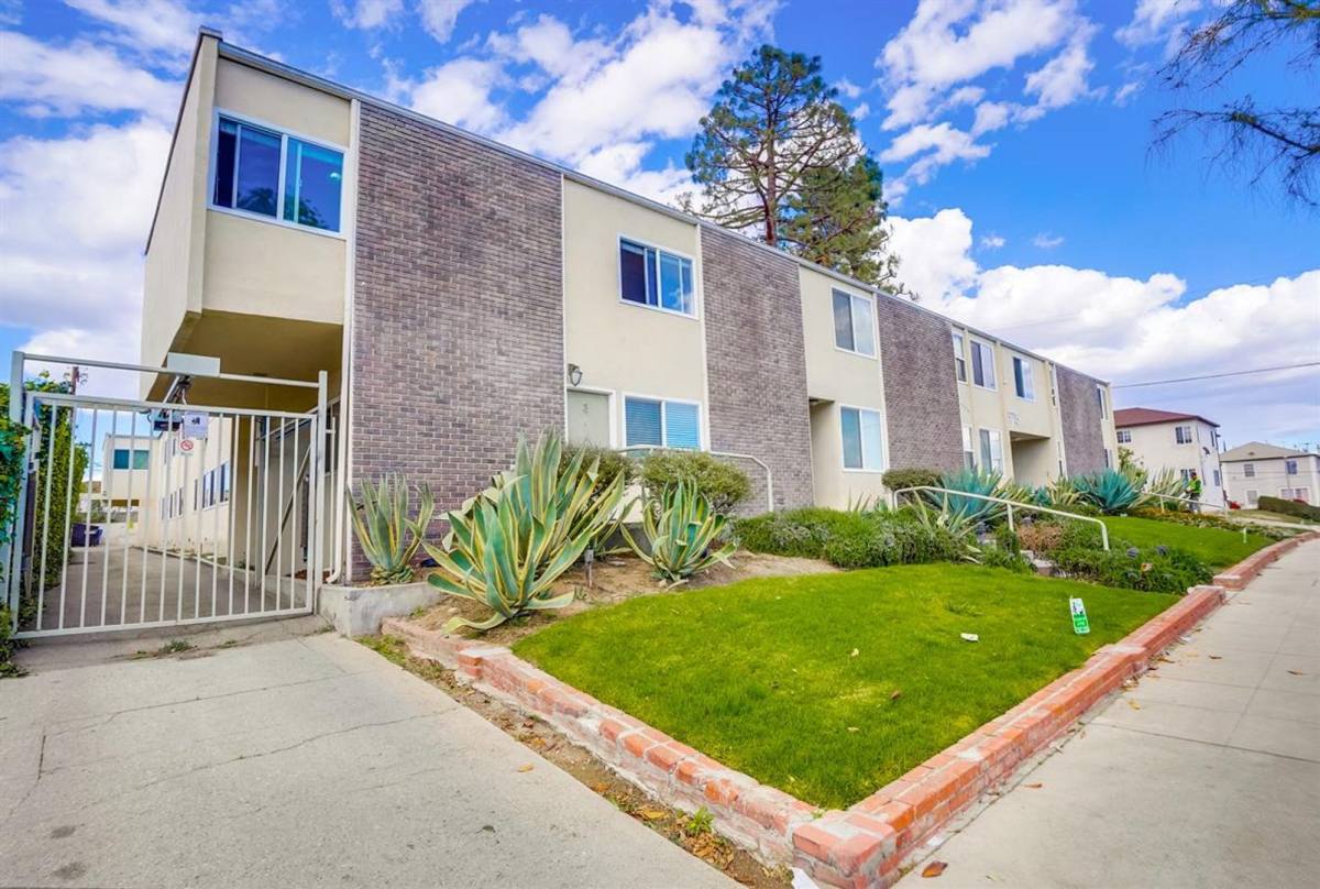 Apartment for rent at 3715 W 27th St #15, Los Angeles, CA 90018