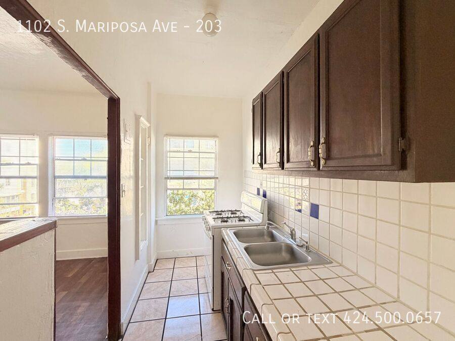 Apartment for rent at 1102 S Mariposa Ave #203, Los Angeles, CA 90006