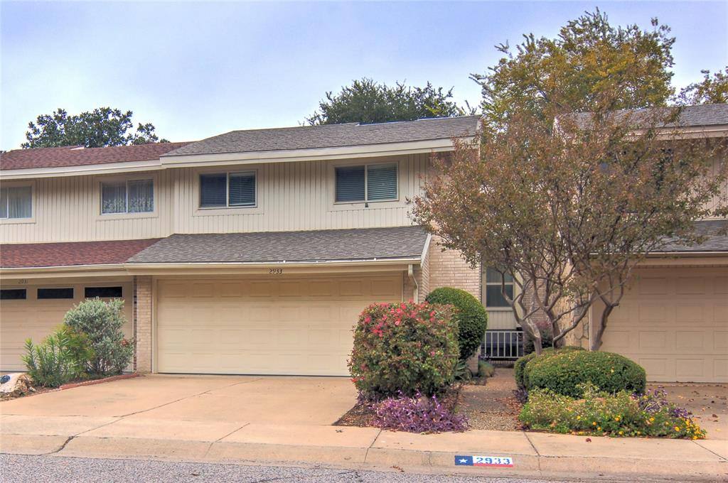 Townhouse for rent at 2933 Country Place Circle, Carrollton, TX 75006