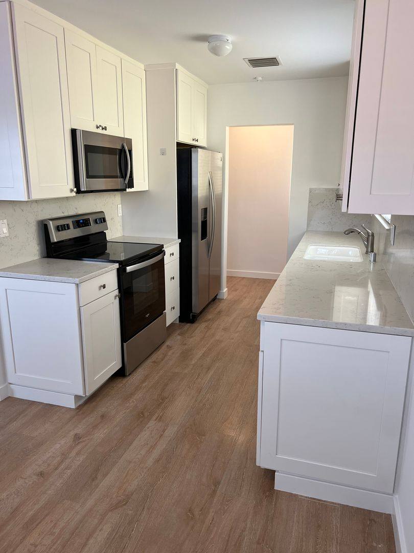 Apartment for rent at 2508 Pacific Ave, Venice, CA 90291
