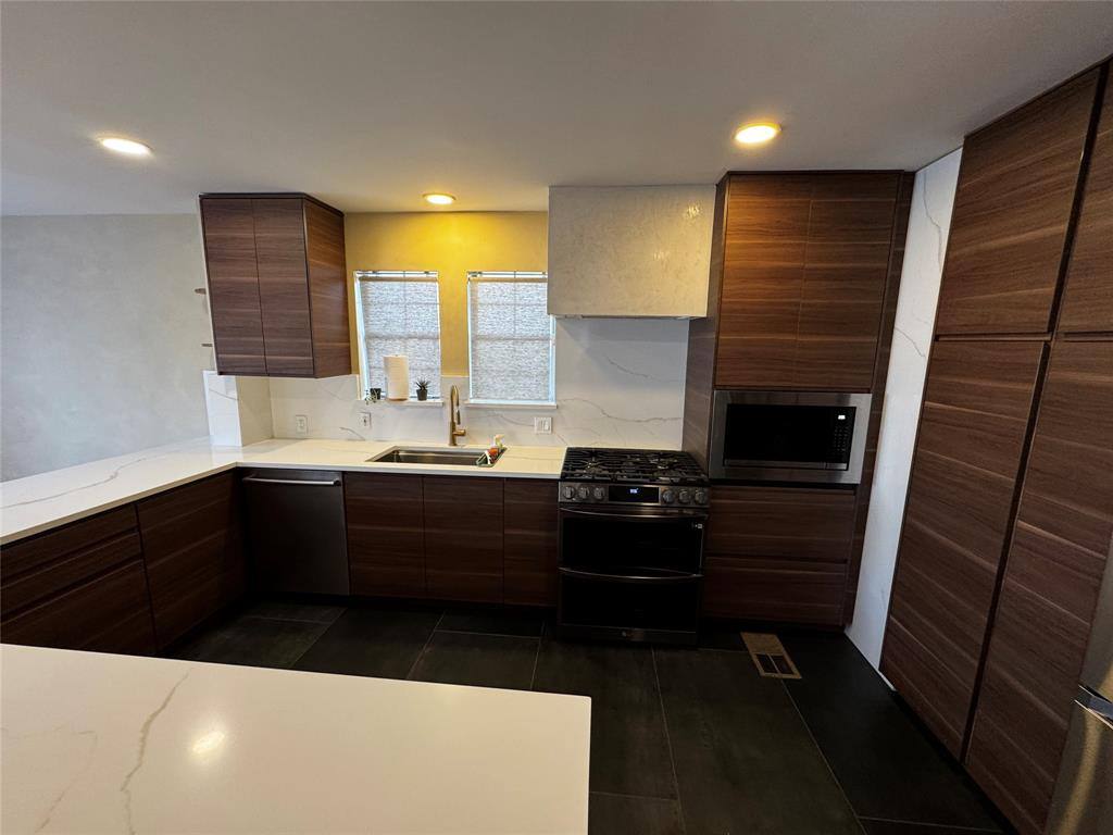 Apartment for rent at 1112 Kings Highway, Dallas, TX 75208