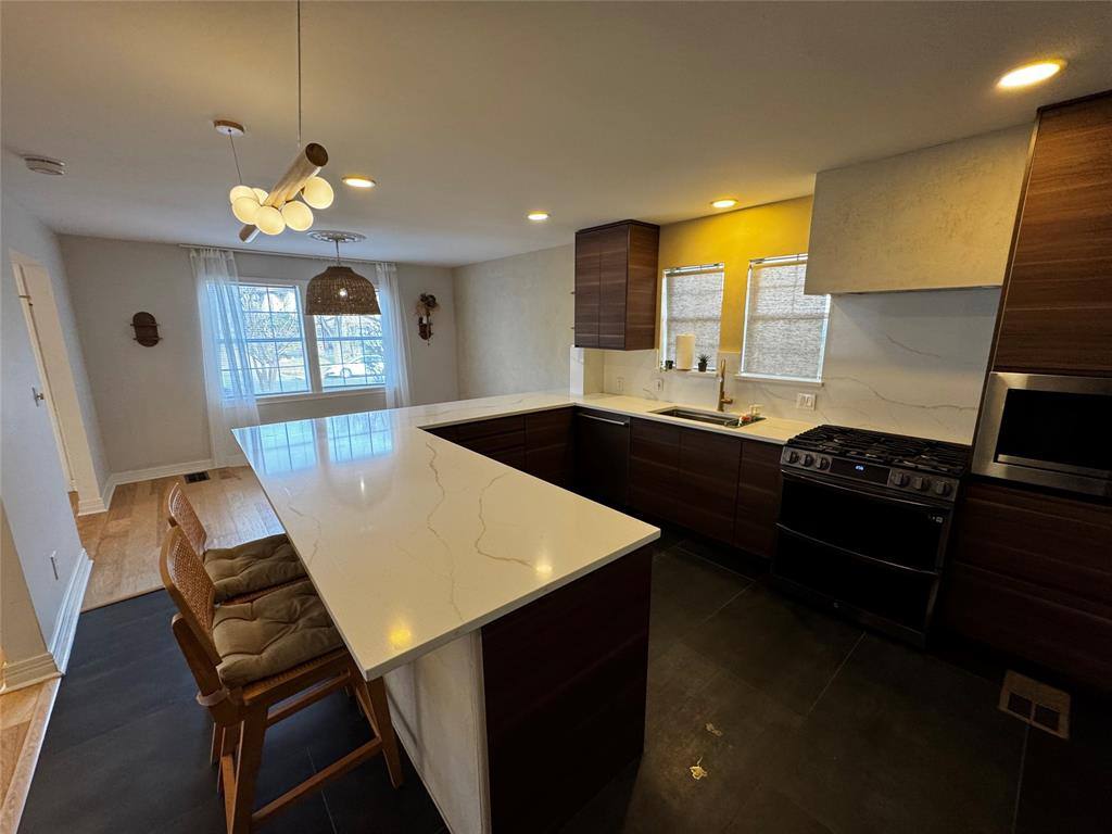 Apartment for rent at 1112 Kings Highway, Dallas, TX 75208