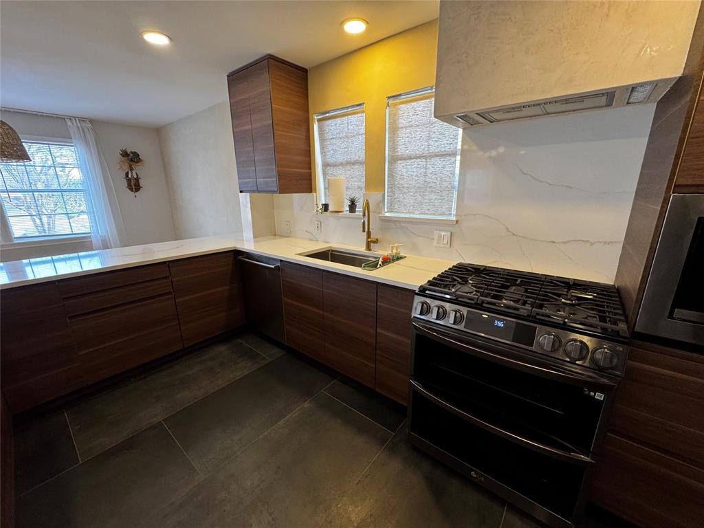 Apartment for rent at 1112 Kings Highway, Dallas, TX 75208