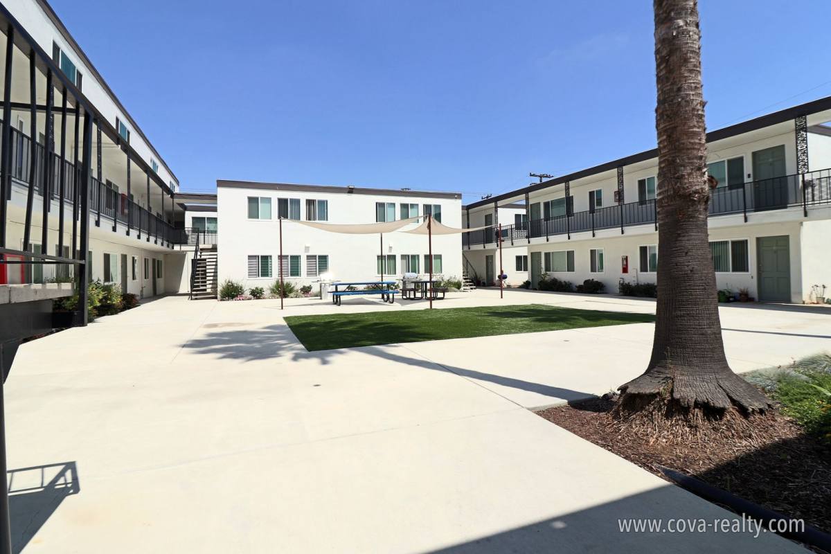 Apartment for rent at 1050 S J St, Oxnard, CA 93030