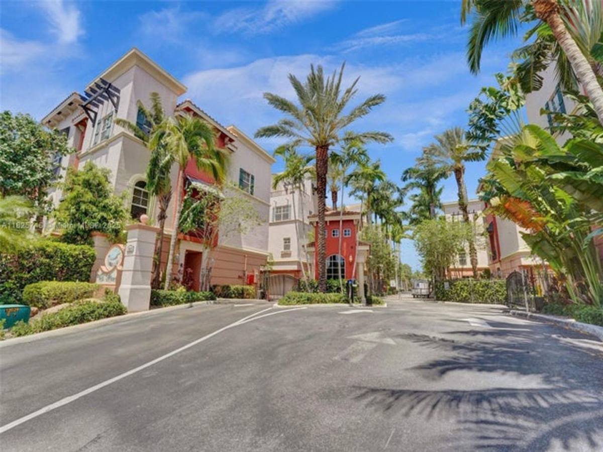 Townhouse for rent at 1033 NE 17th Way #604, Fort Lauderdale, FL 33304