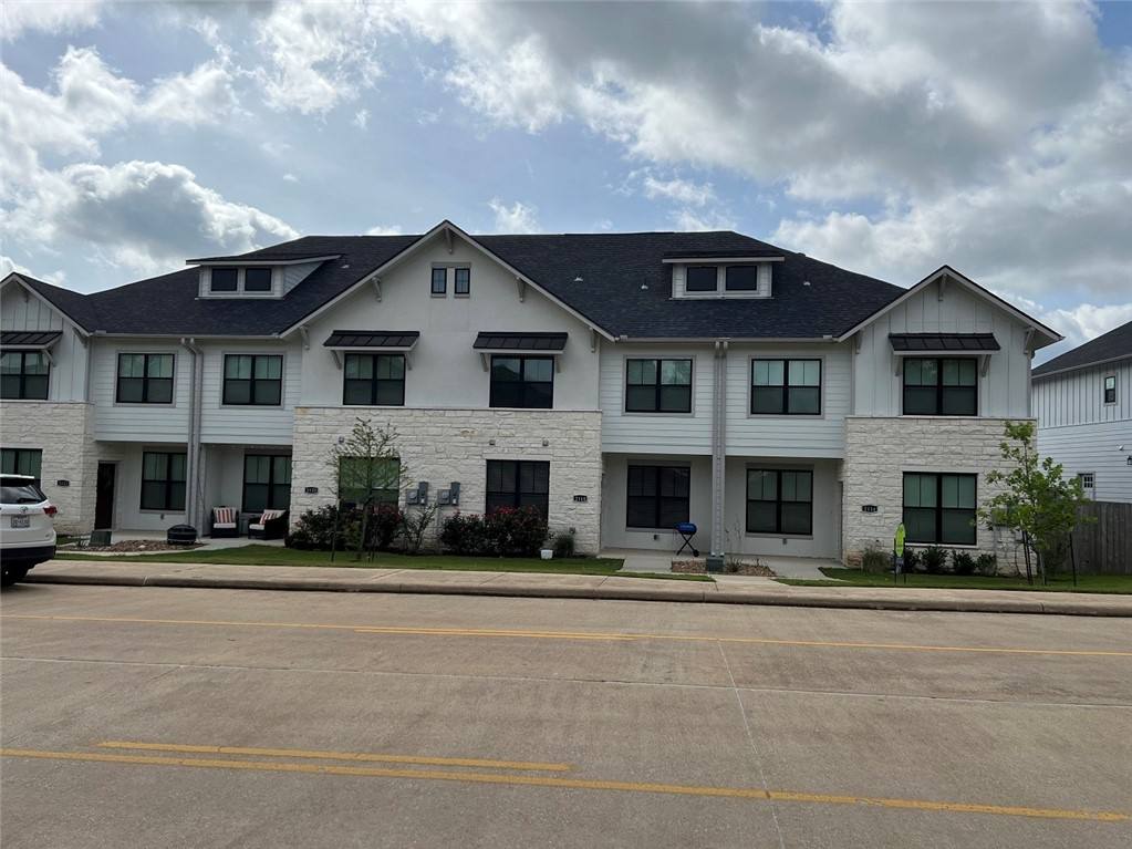 Townhouse for rent at 2106 Crescent Pointe Parkway, College Station, TX 77845