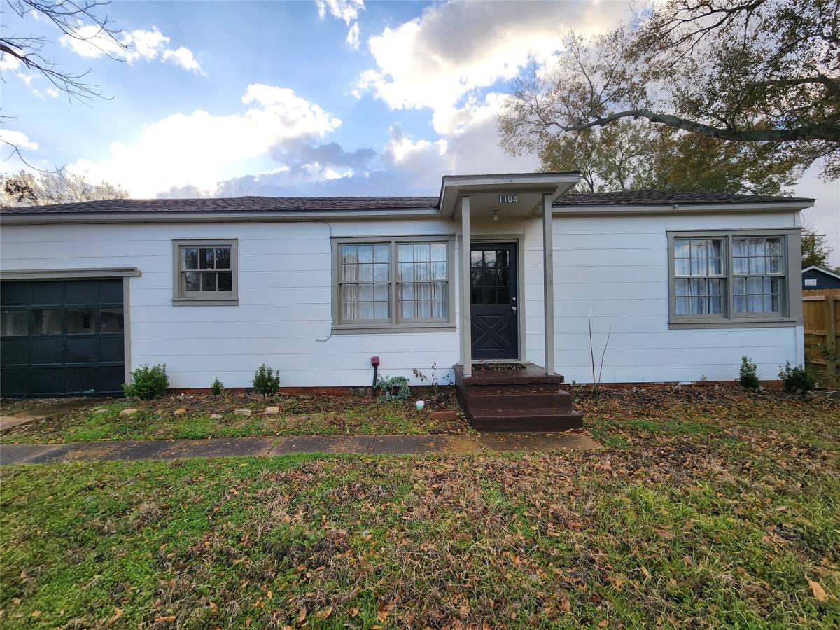Apartment for rent at 1104 E Sycamore St, Navasota, TX 77868