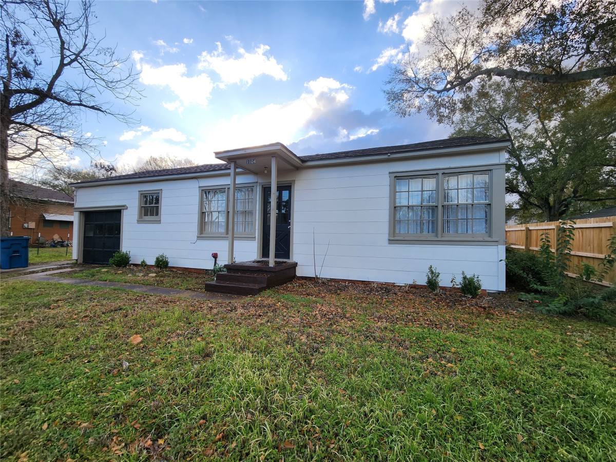 Apartment for rent at 1104 E Sycamore St, Navasota, TX 77868