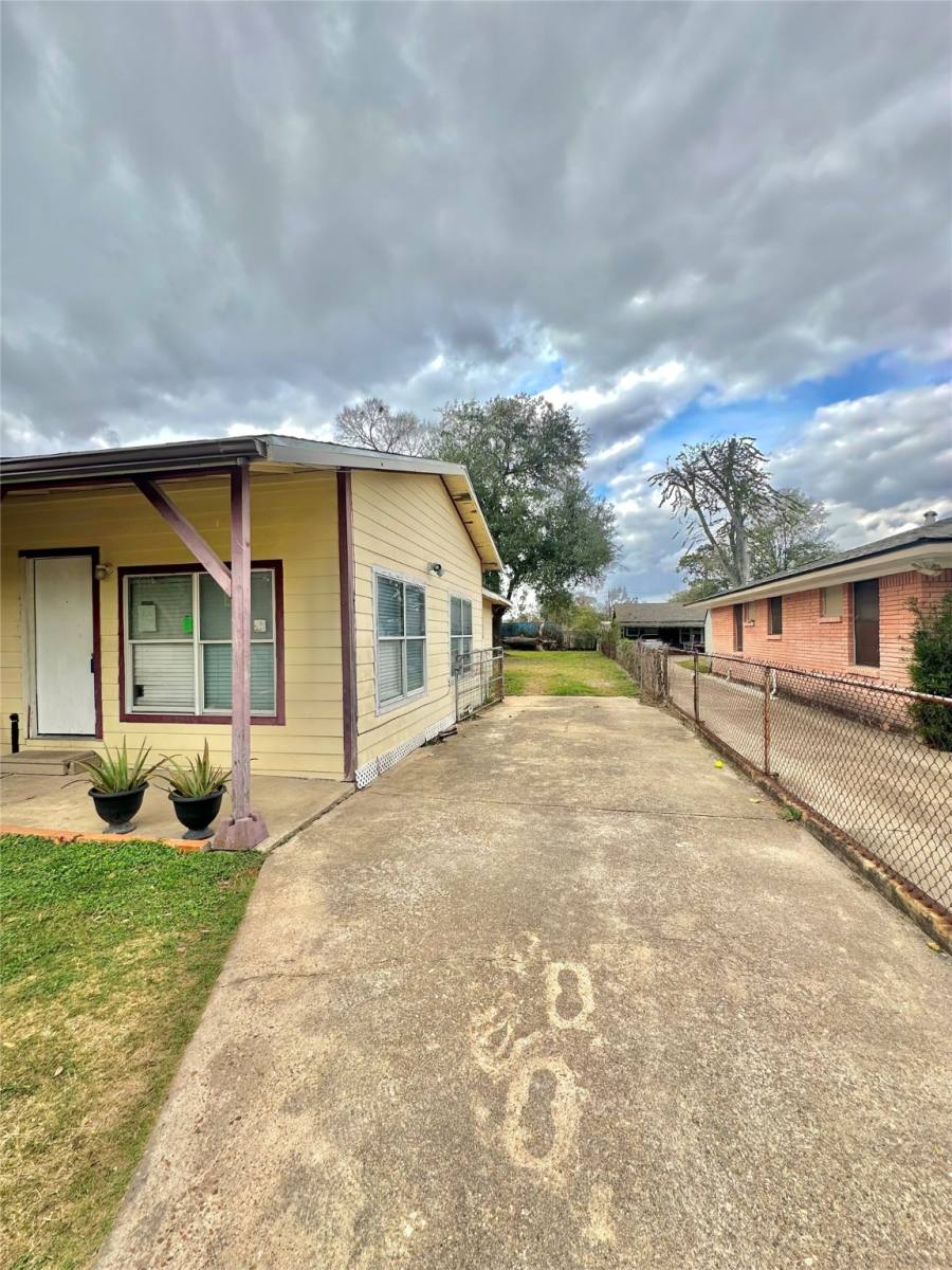 Apartment for rent at 8611 Findlay St, Houston, TX 77017