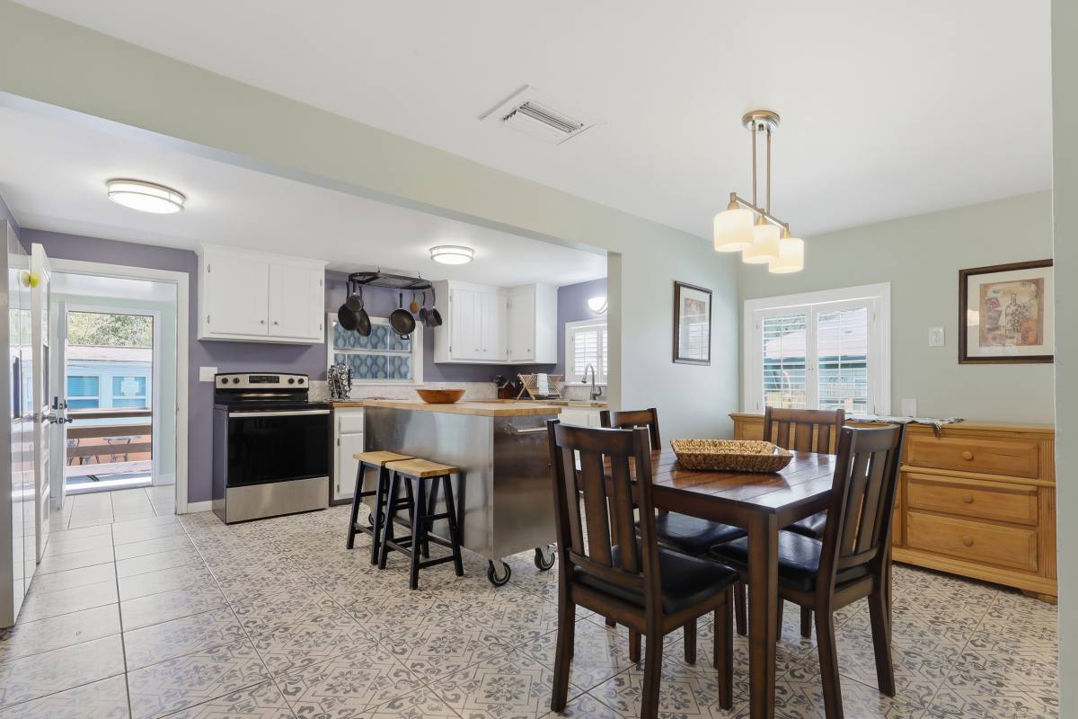 Apartment for rent at 587 Dixie Highway, Tarpon Springs, FL 34689