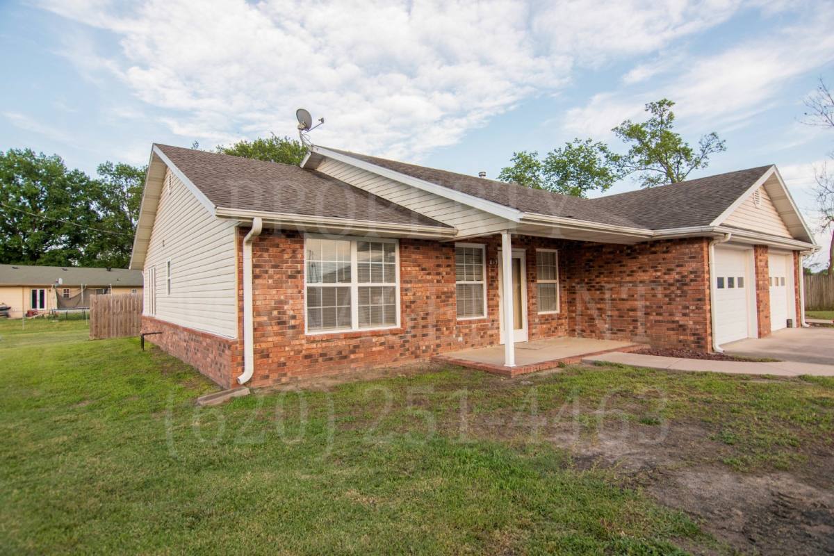 Townhouse for rent at 813 S Shawnee, S Coffeyville, OK 74072
