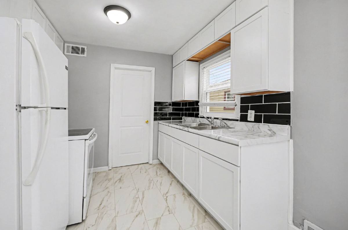 House for rent at 28320 Hillview St, Roseville, MI 48066
