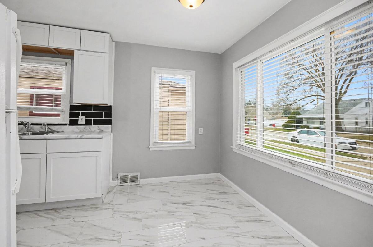 House for rent at 28320 Hillview St, Roseville, MI 48066