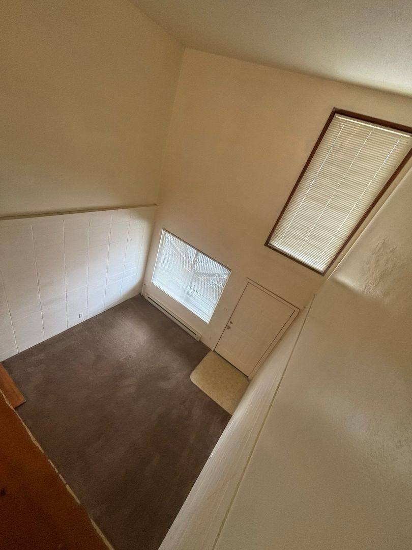 Apartment for rent at 462 W 11th Alley #5, Eugene, OR 97401