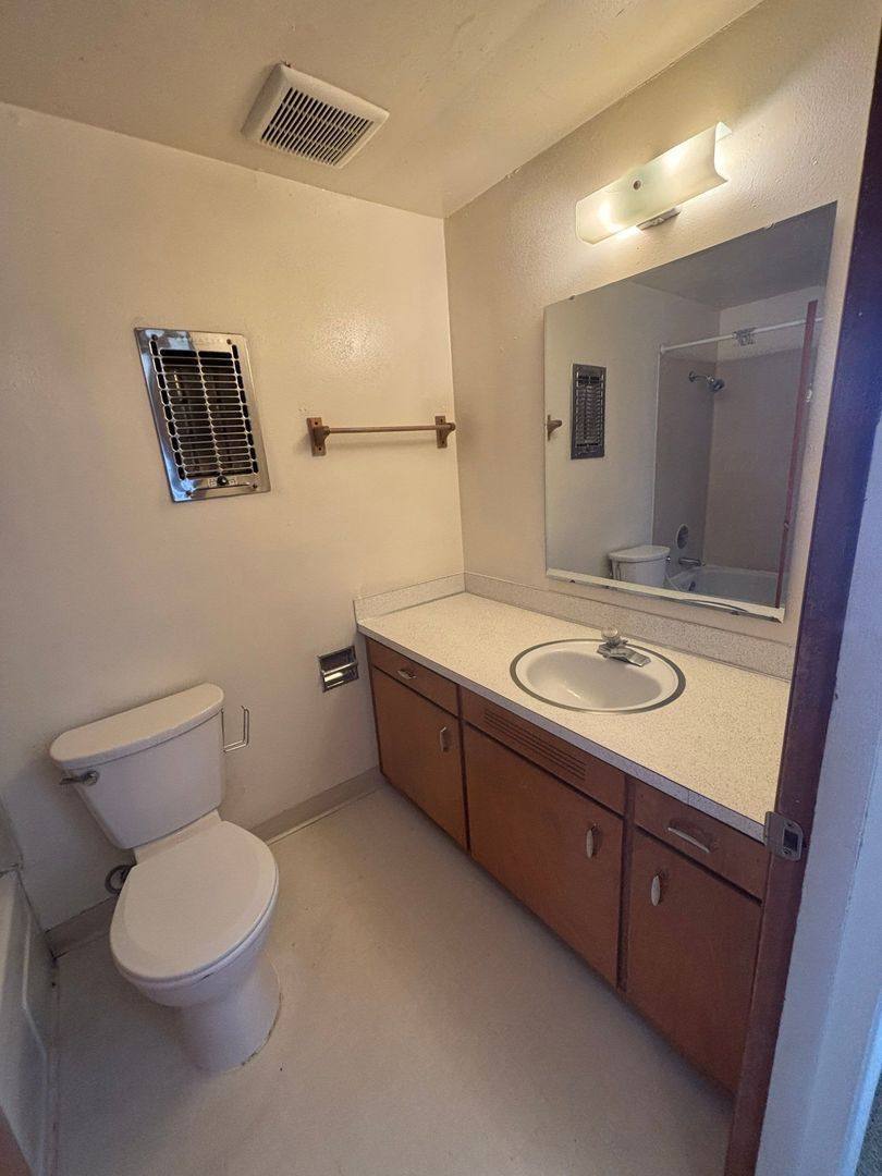 Apartment for rent at 462 W 11th Alley #5, Eugene, OR 97401