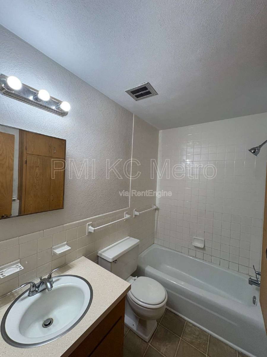 House for rent at 11709 E Winner Rd, Independence, MO 64052