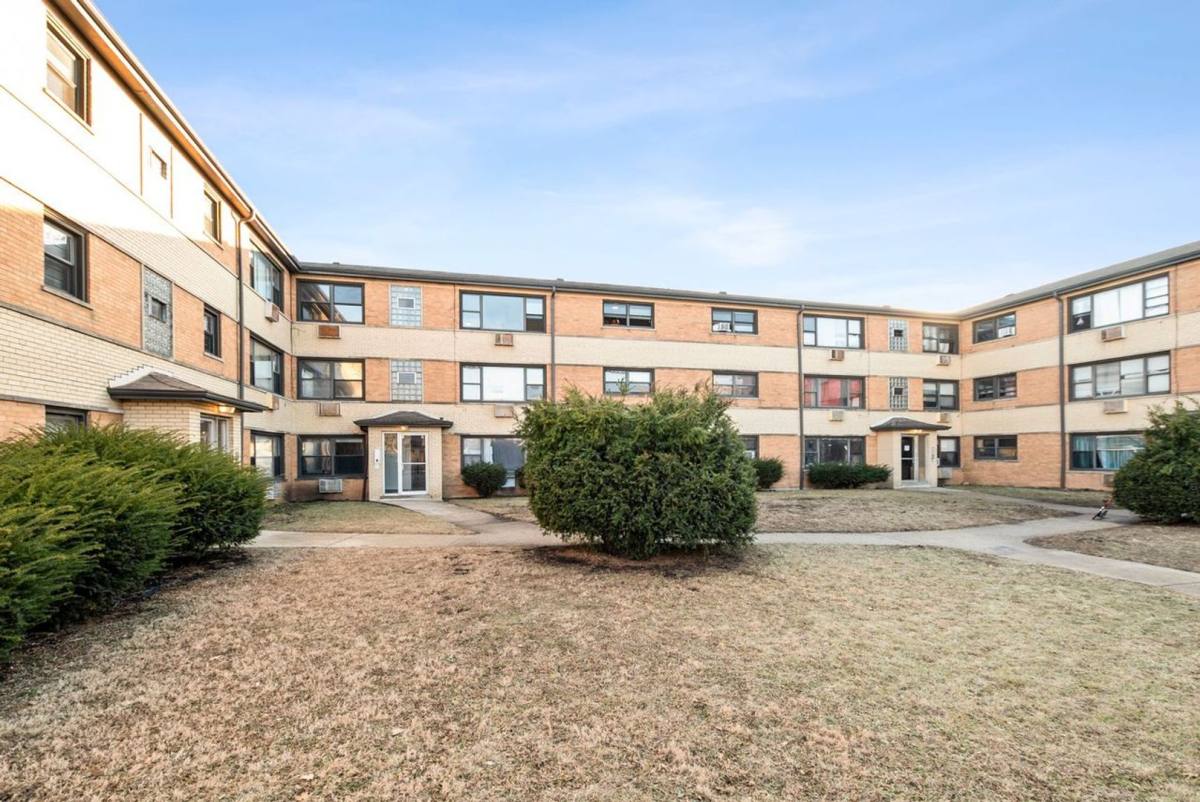 Apartment for rent at 7900 S Paxton Ave, Chicago, IL 60617