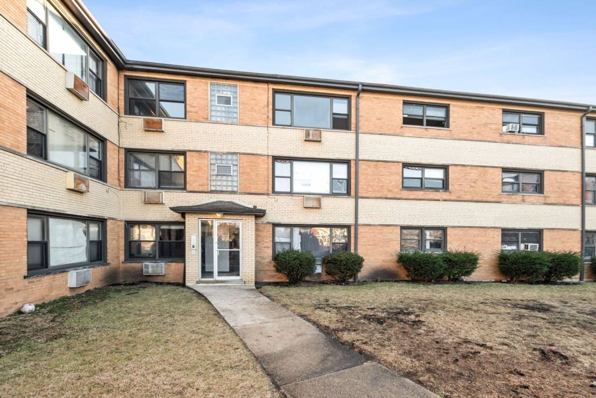 Apartment for rent at 7900 S Paxton Ave, Chicago, IL 60617