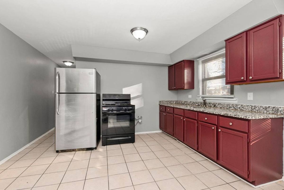 Apartment for rent at 7900 S Paxton Ave, Chicago, IL 60617