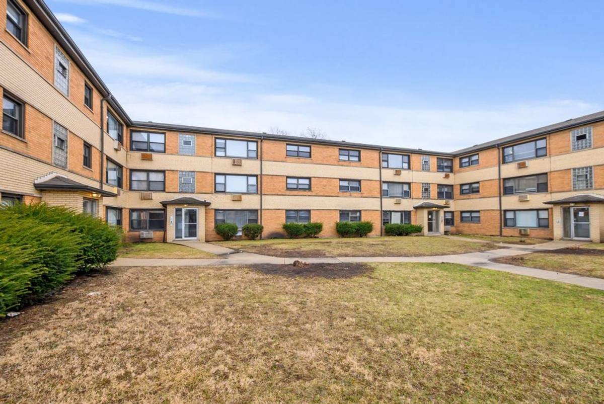 Apartment for rent at 7900 S Paxton Ave, Chicago, IL 60617
