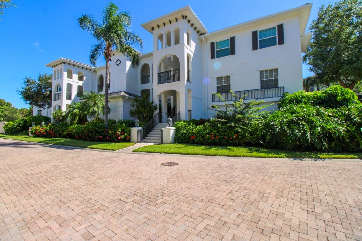 Apartment for rent at 825 Bentwater Circle, Naples, FL 34108