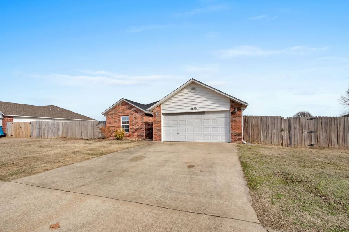 House for rent at 2520 D J Duvall Dr, Pea Ridge, AR 72751