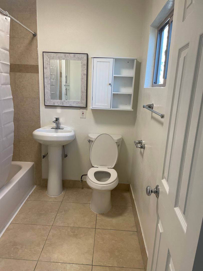 Apartment for rent at 537 & 543 S E St, Anaheim, CA 92805