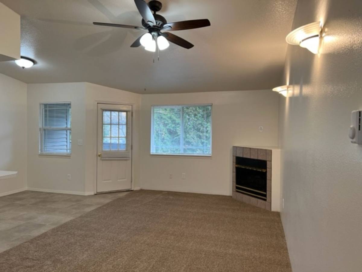Townhouse for rent at 1301 SE Ellsworth Rd, Vancouver, WA 98664
