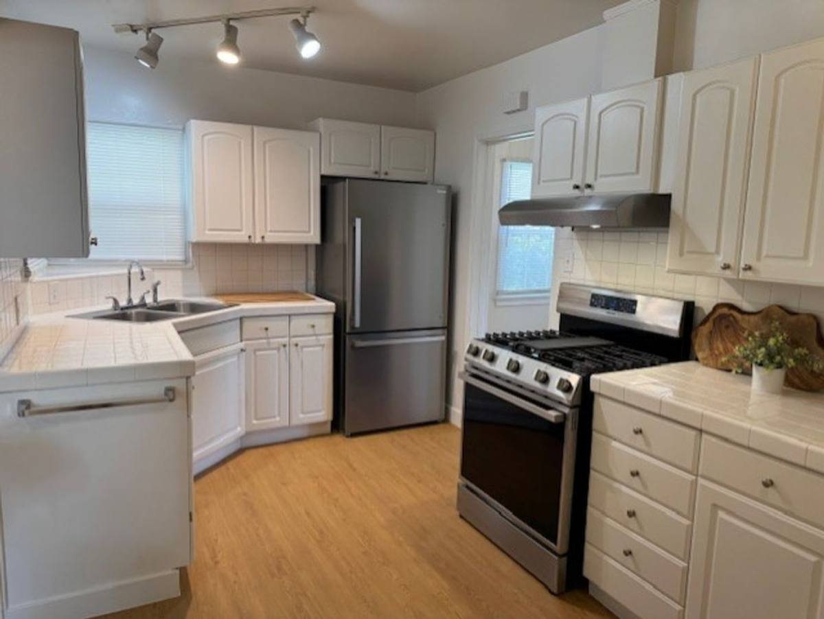 Apartment for rent at 2511 Foothill Blvd, La Crescenta, CA 91214